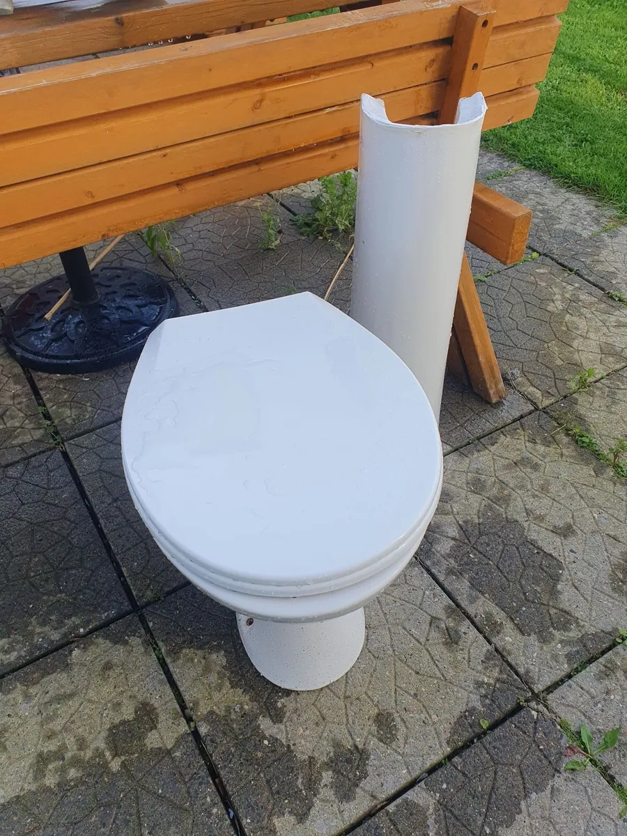 Toilet set and kitchen sink - Image 4