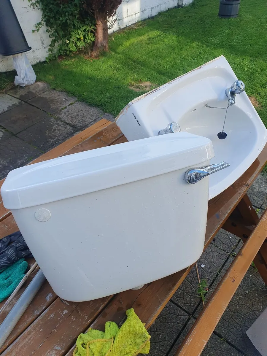 Toilet set and kitchen sink - Image 1