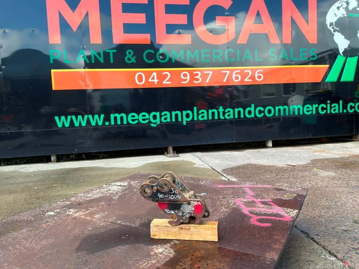 Strickland mini digger quick hitch...30mm pins.... - Image 1