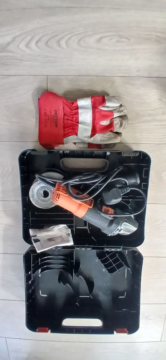 Black+decker angle grinder 900w half price - Image 1