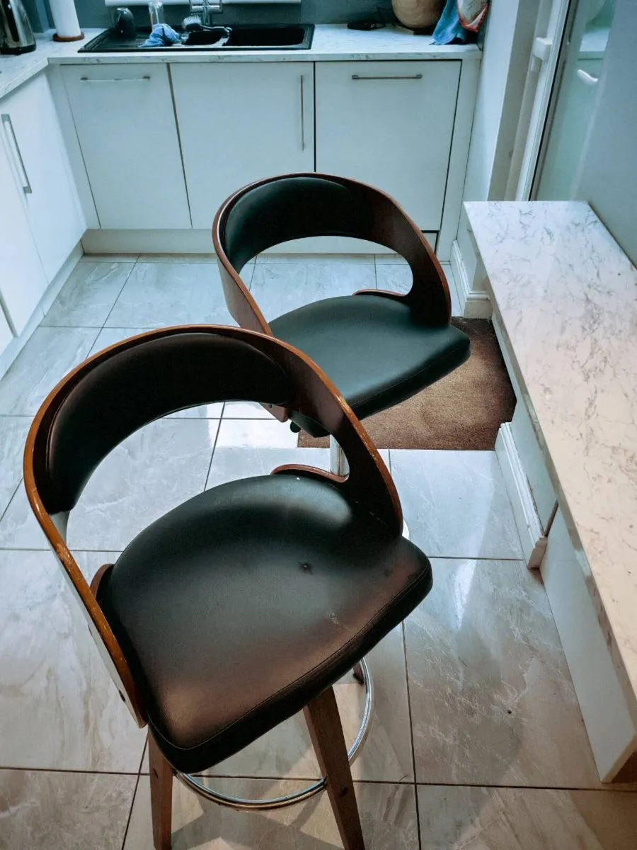 2 bar stools - Image 1