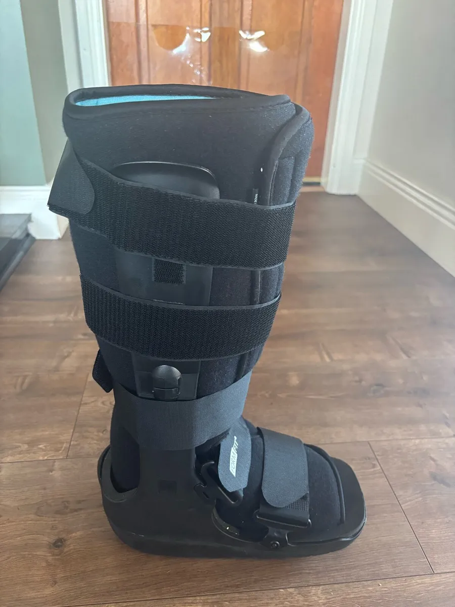 Orthopaedic boot - Image 1