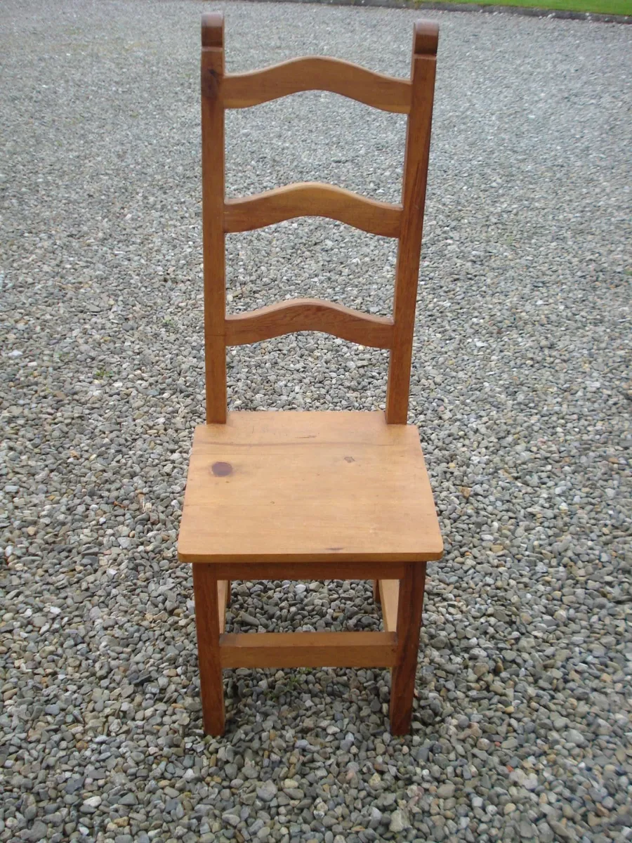 OLD QUALITY SOLID WOODEN HALL CHAIR. - Image 1