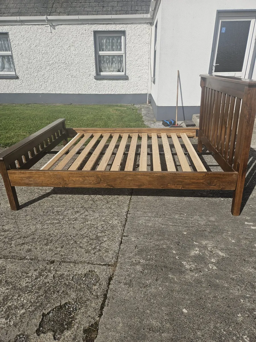 King size bed - Image 1