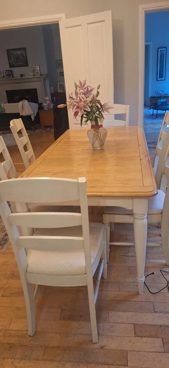 Oak dining room table and chairs - Image 1