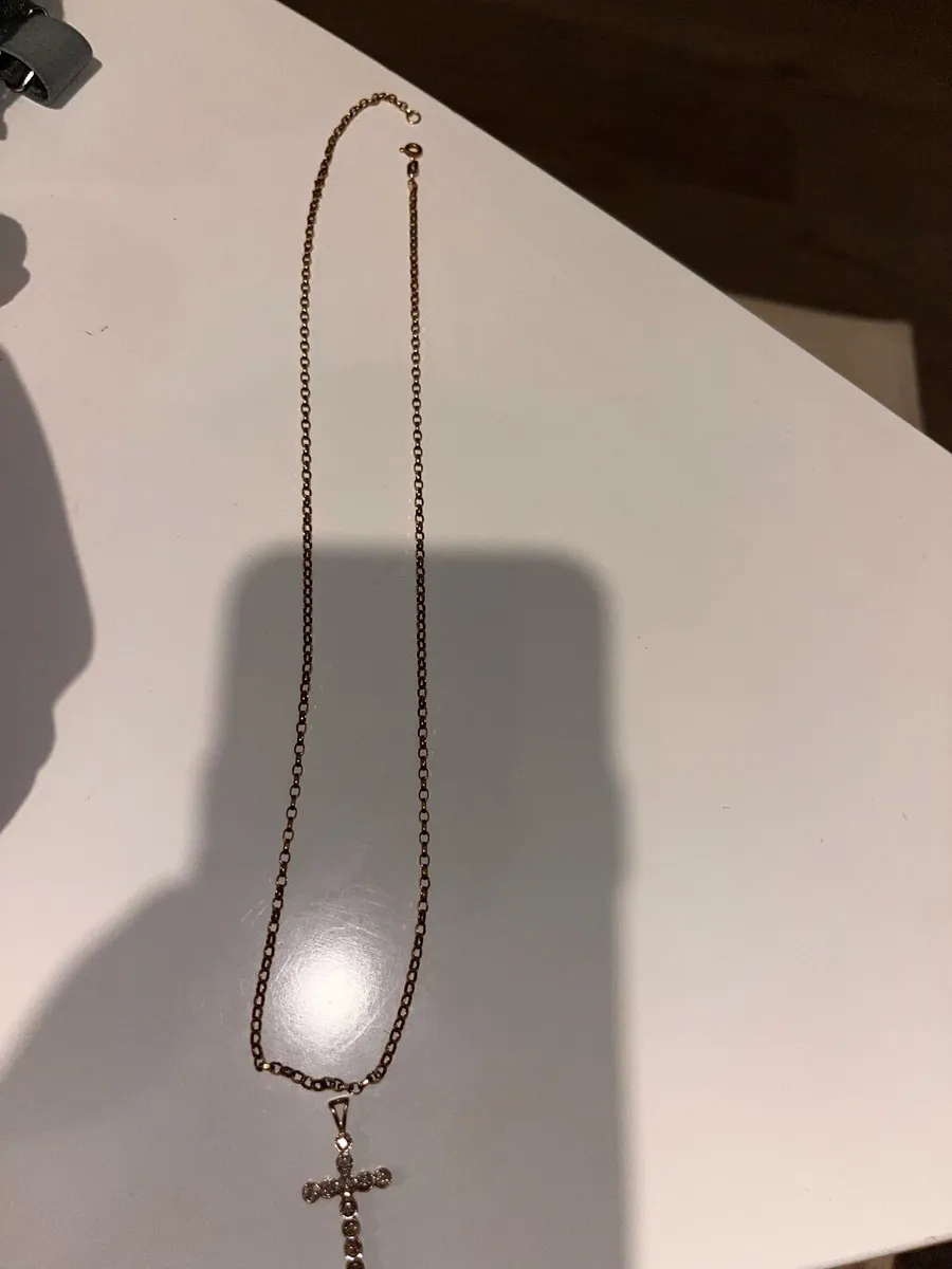 Gold chain and cross - Image 1