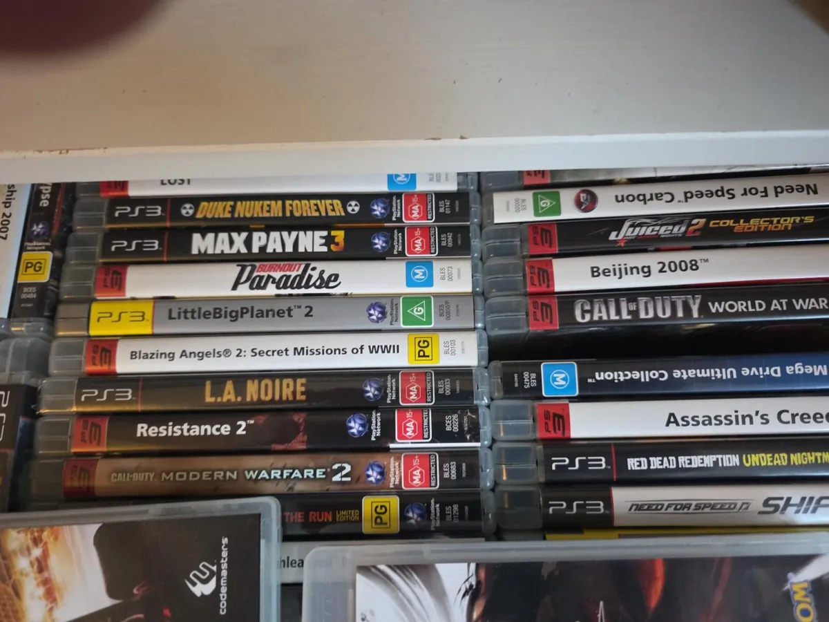 PlayStation 3 slim 320gb +60 games 3 controllers - Image 2
