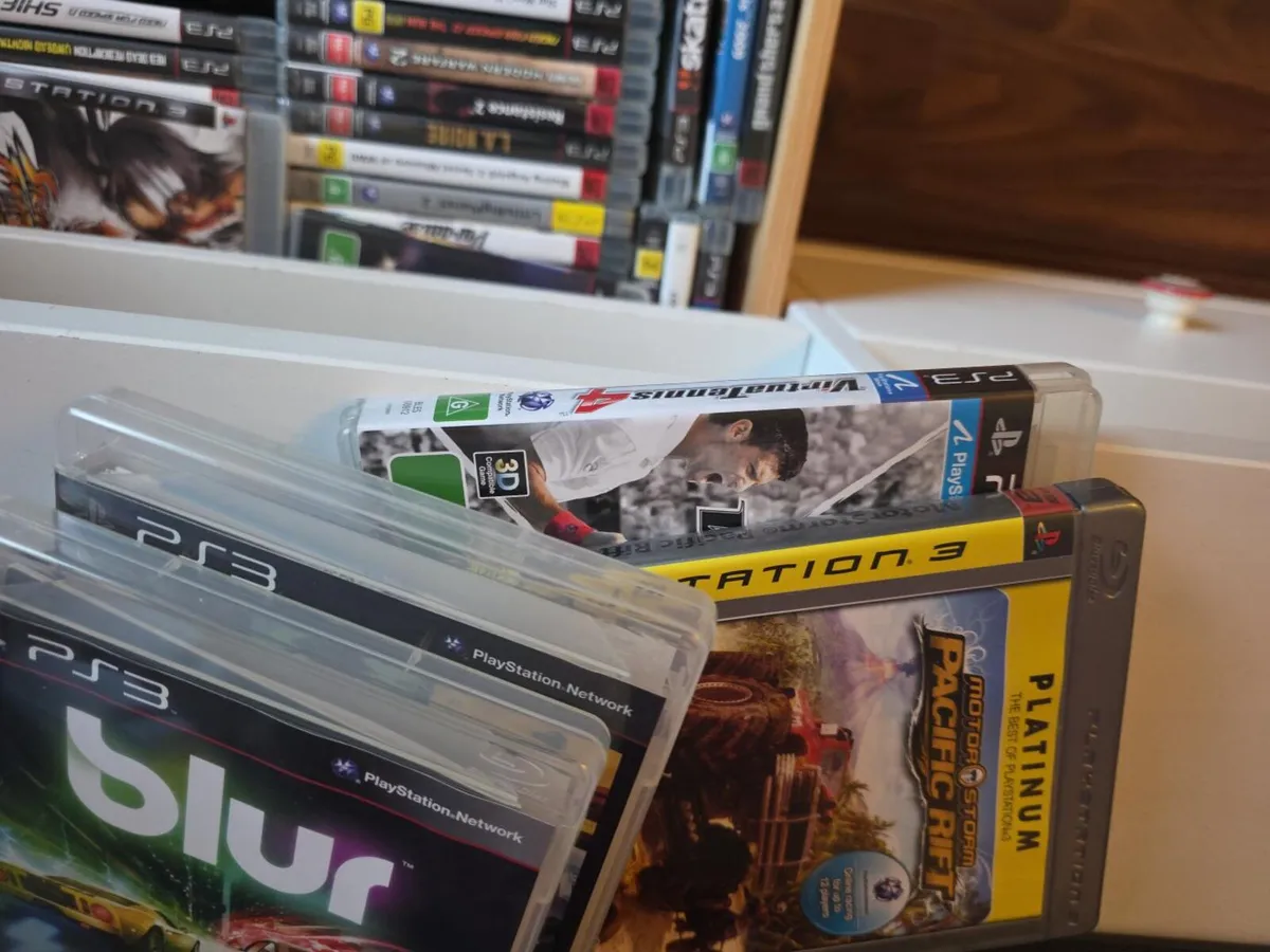 PlayStation 3 slim 320gb +60 games 3 controllers - Image 3