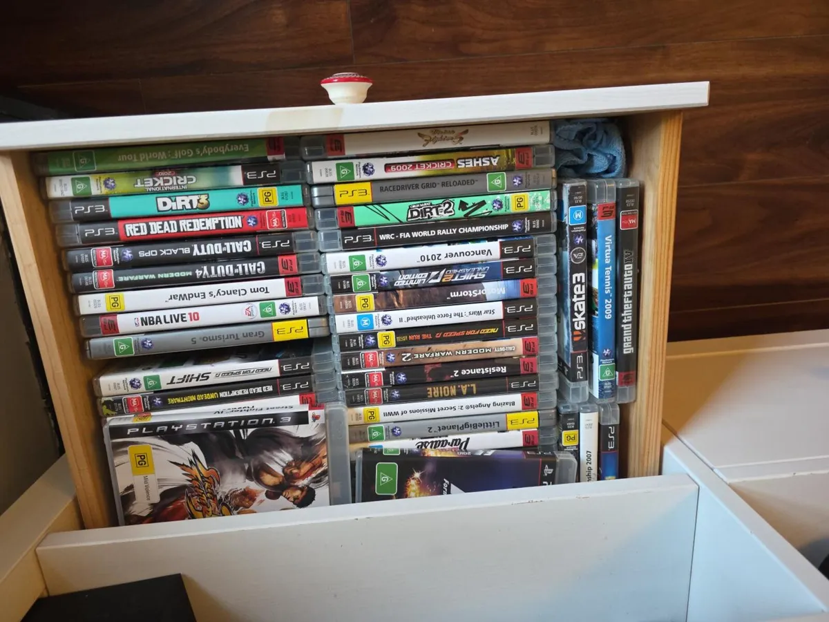 PlayStation 3 slim 320gb +60 games 3 controllers - Image 4