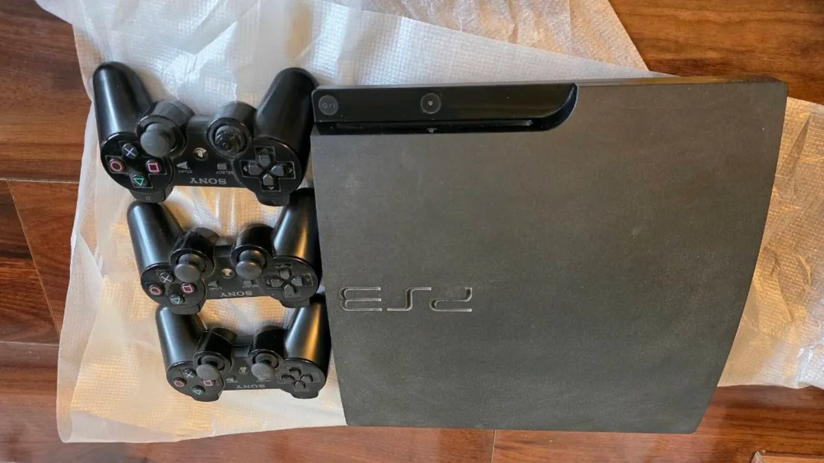 PlayStation 3 slim 320gb +60 games 3 controllers - Image 1