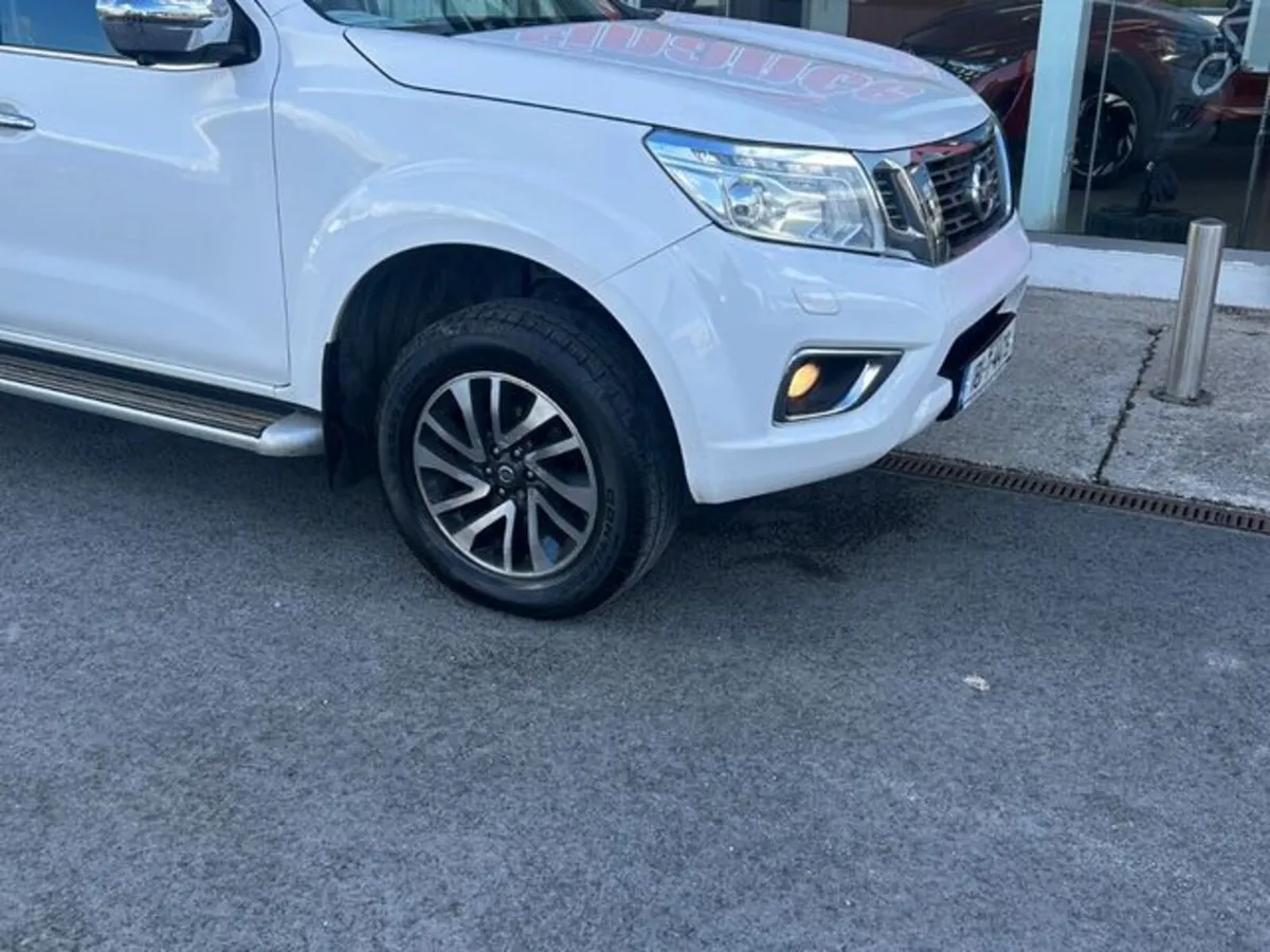 Nissan Navara 2 3 DCI Tekna 4DR Auto - Image 2