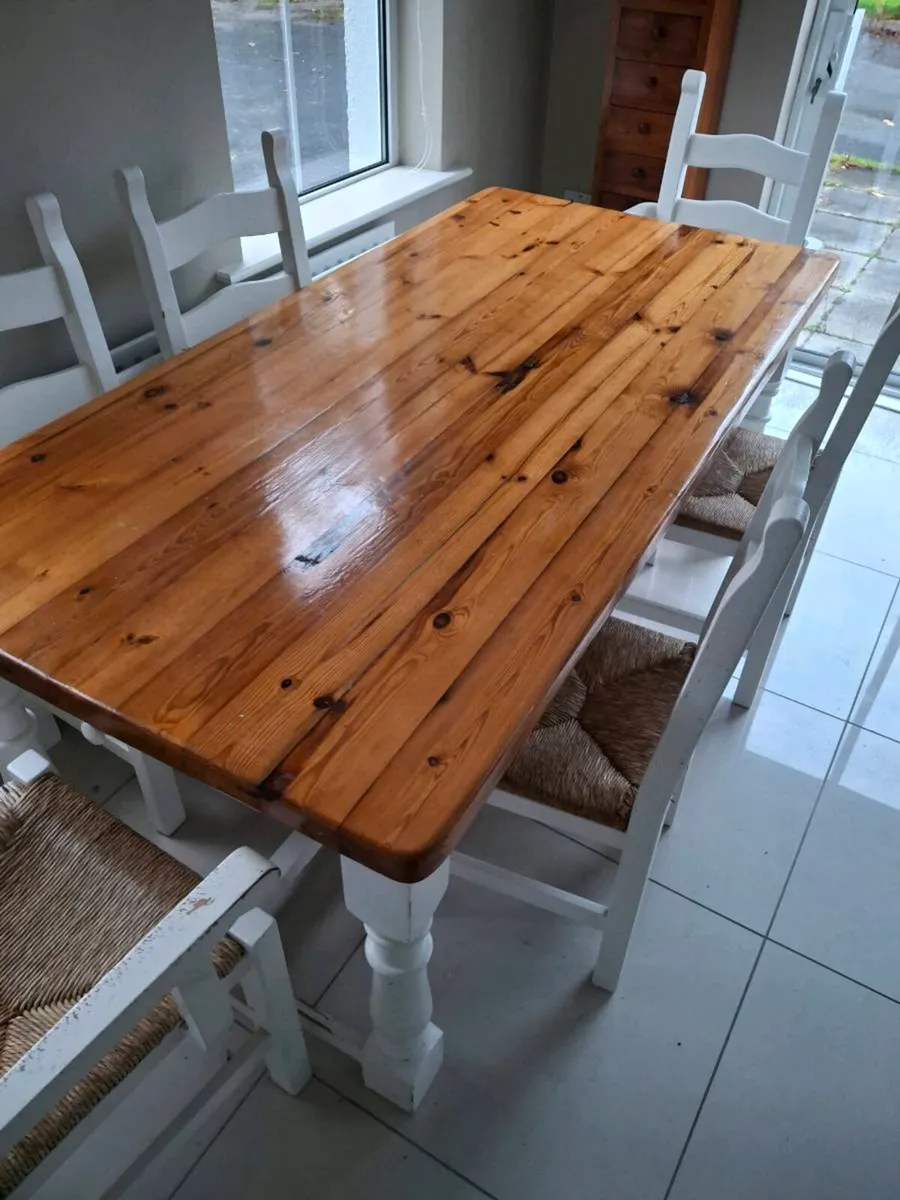 Kitchen table and chairs - Image 2