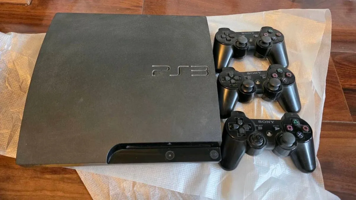 PlayStation 3 slim 320gb +60 games 3 controllers - Image 1