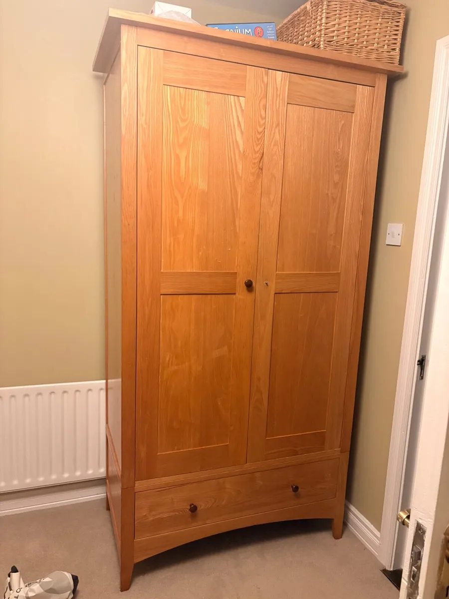 Wooden frame bed, matching locker and wardrobe - Image 4