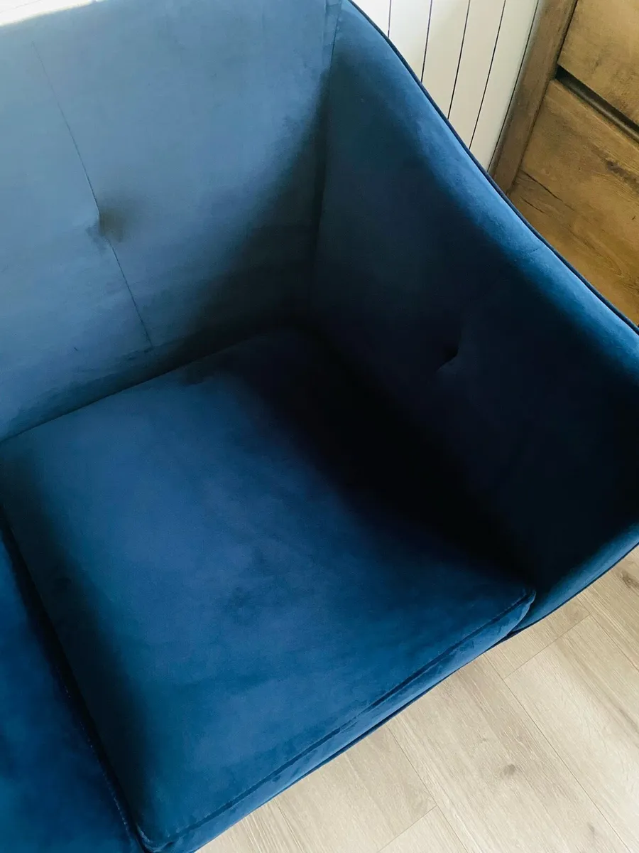 Gorgeous Two seater Couch - Image 4