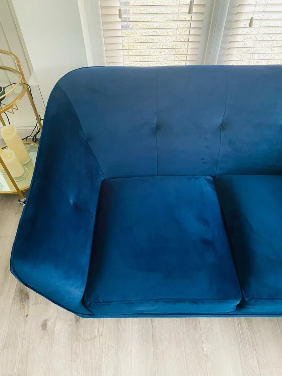 Gorgeous Two seater Couch - Image 3