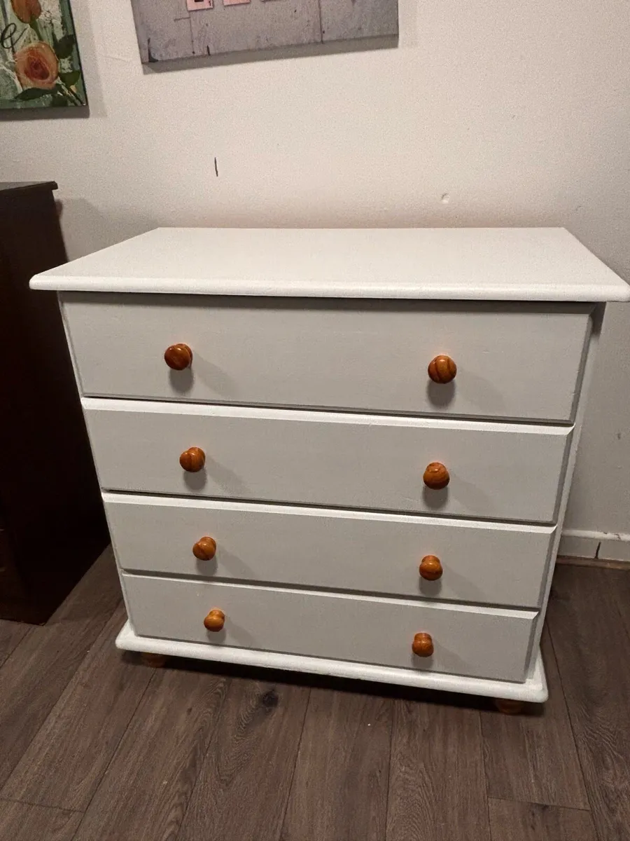 White chest of drawers - Image 1