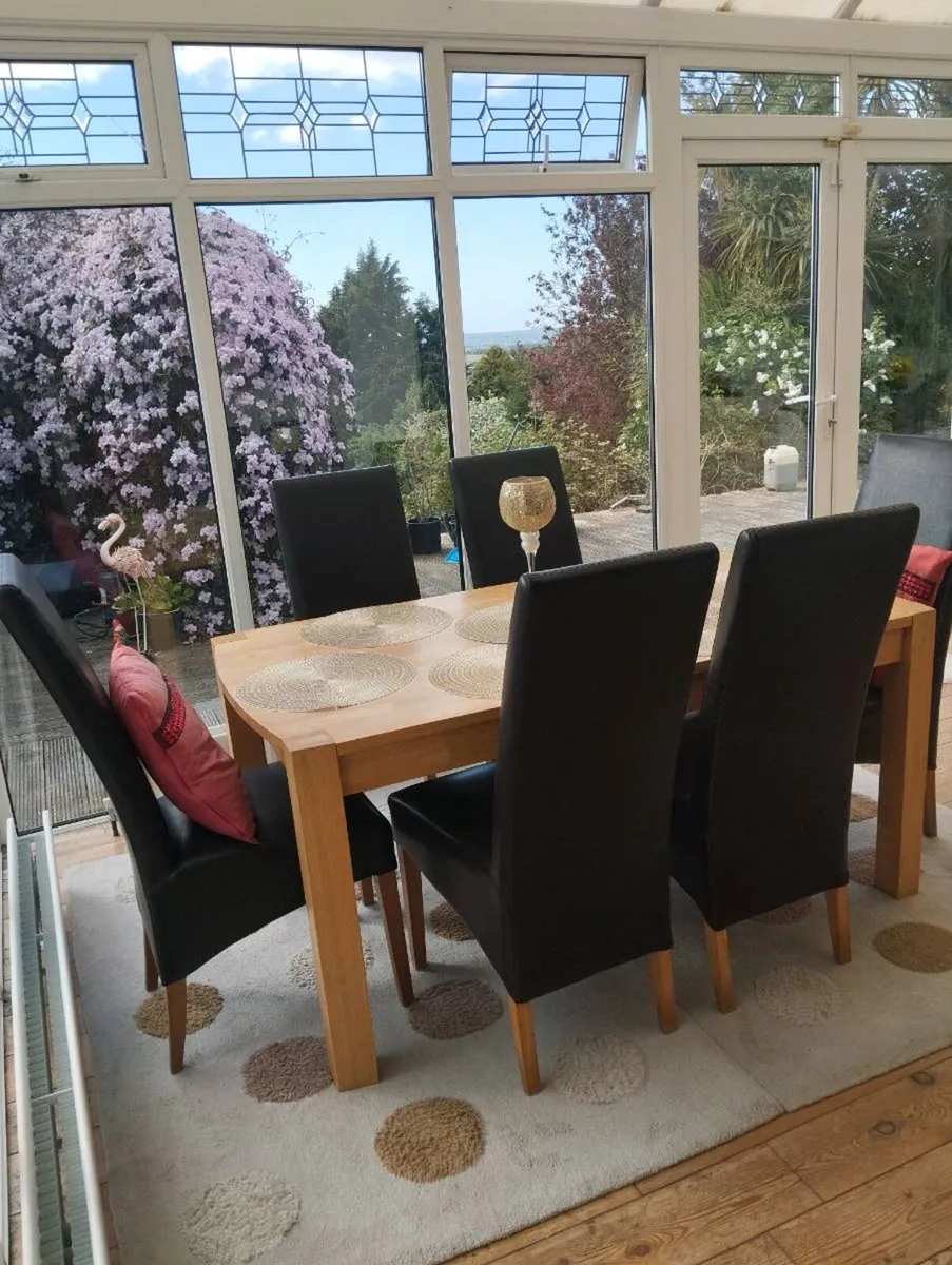 Oak table and 6 brown leather chairs - Image 1