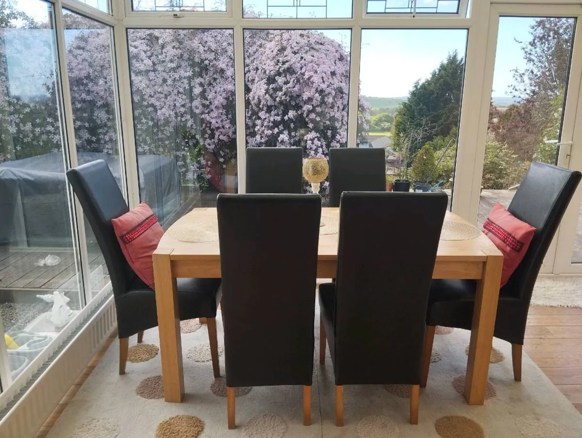 Oak table and 6 brown leather chairs - Image 2