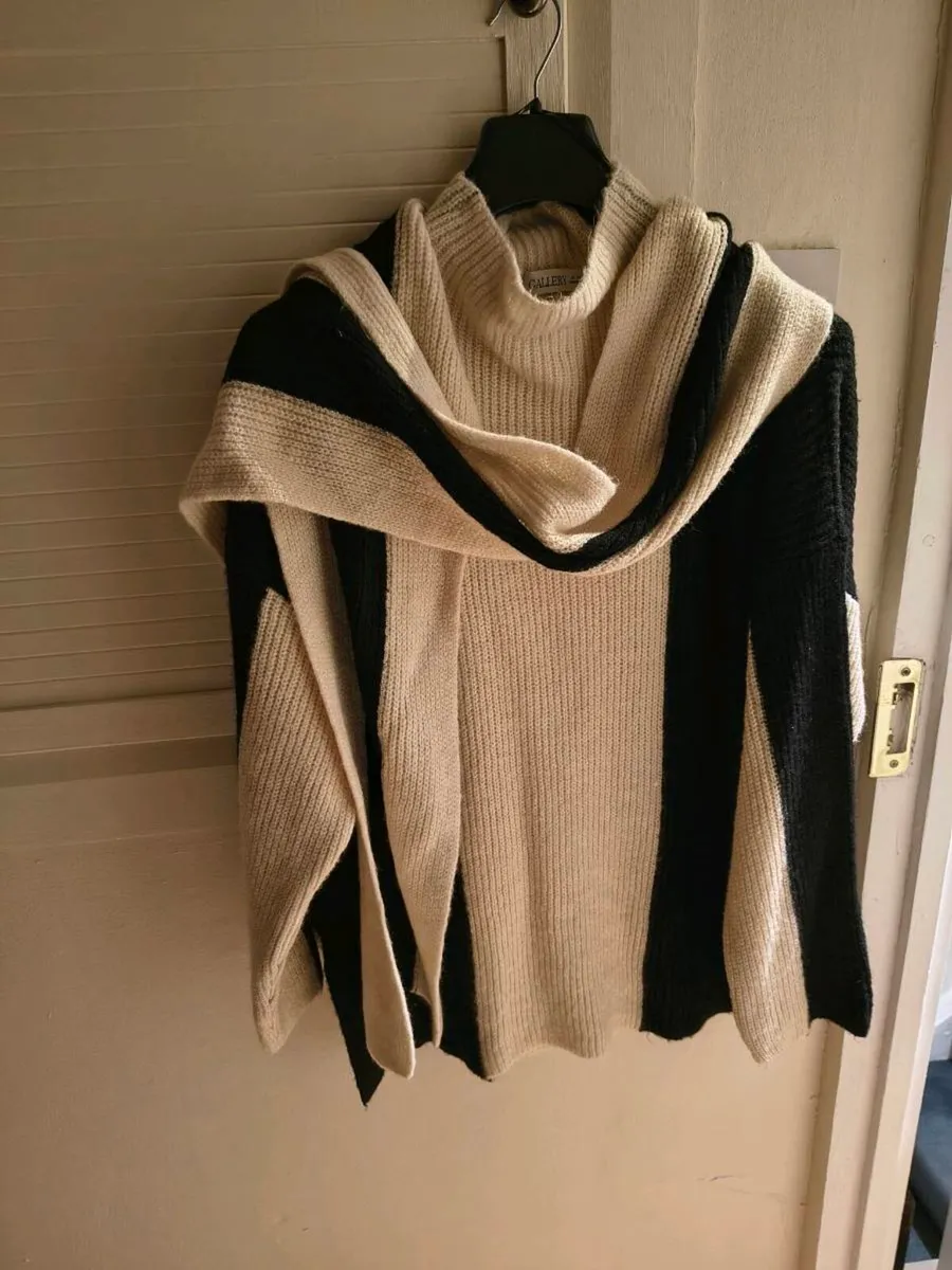 Jumper with detachable scarf - Image 1