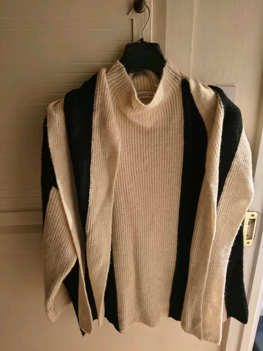 Jumper with detachable scarf - Image 3