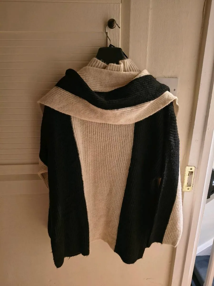 Jumper with detachable scarf - Image 4