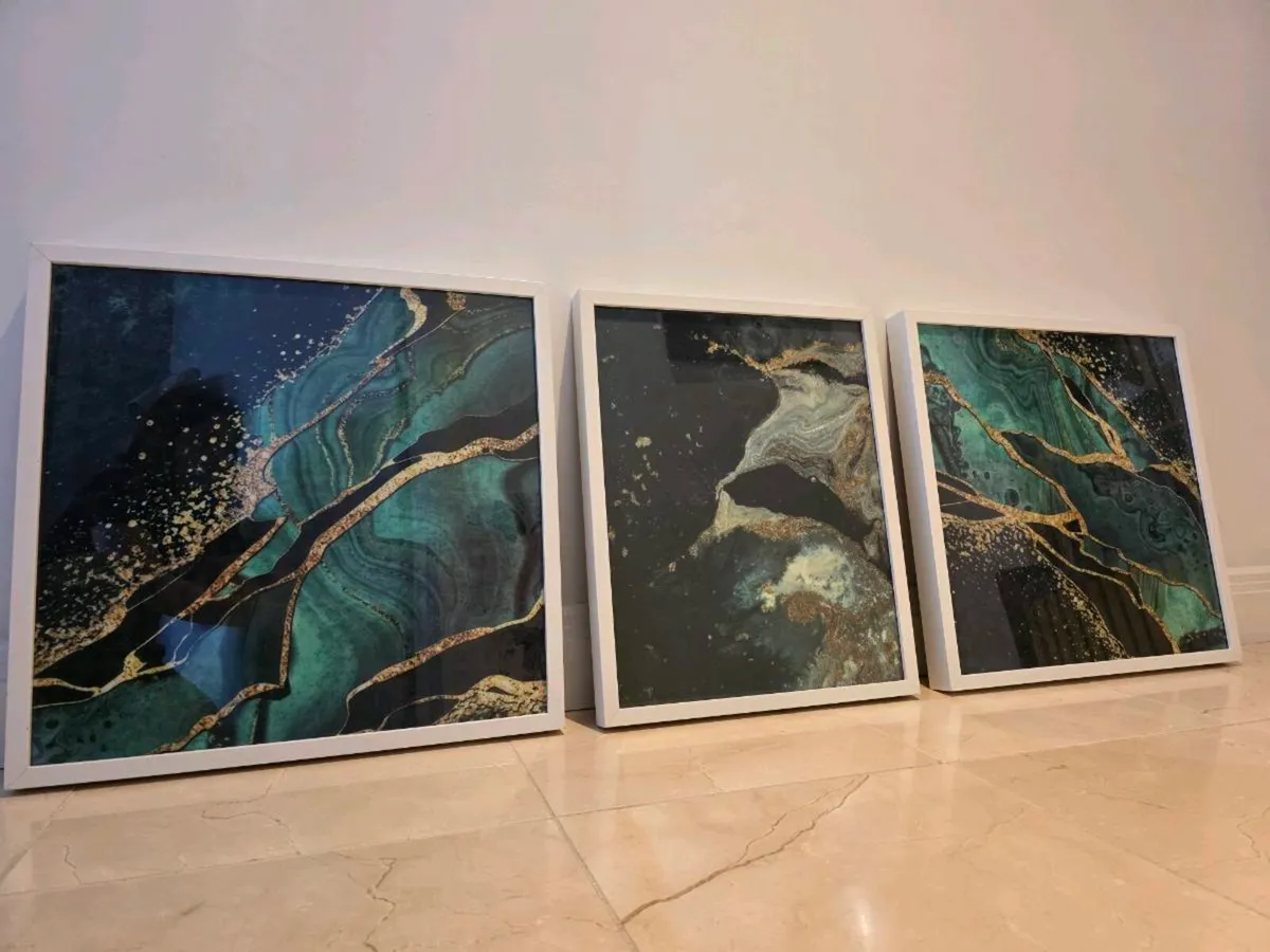 3 pictures 53x53cm middle one 53x43cm - Image 1