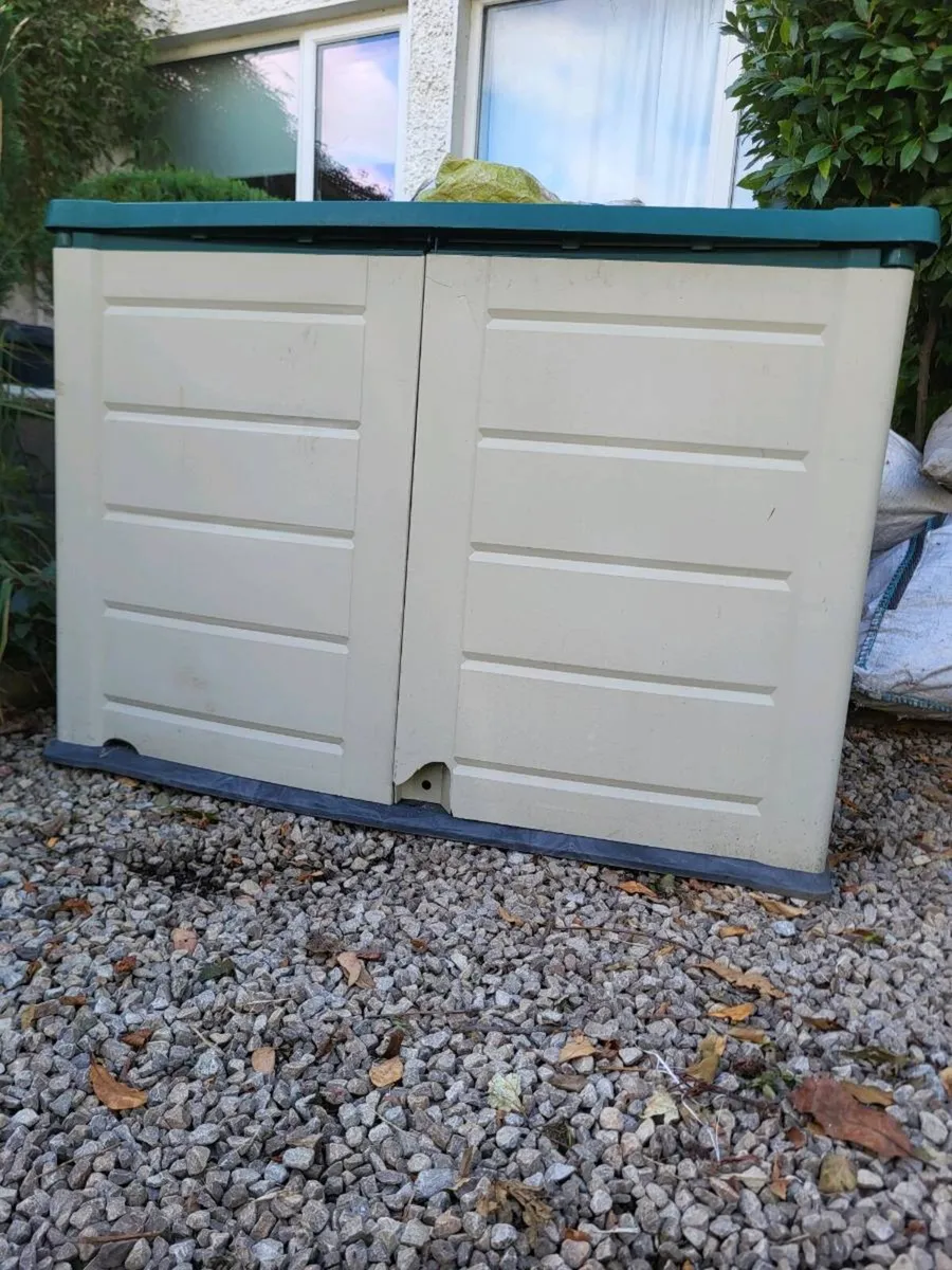 Keter 1200 Outdoor Storage Box - Image 1