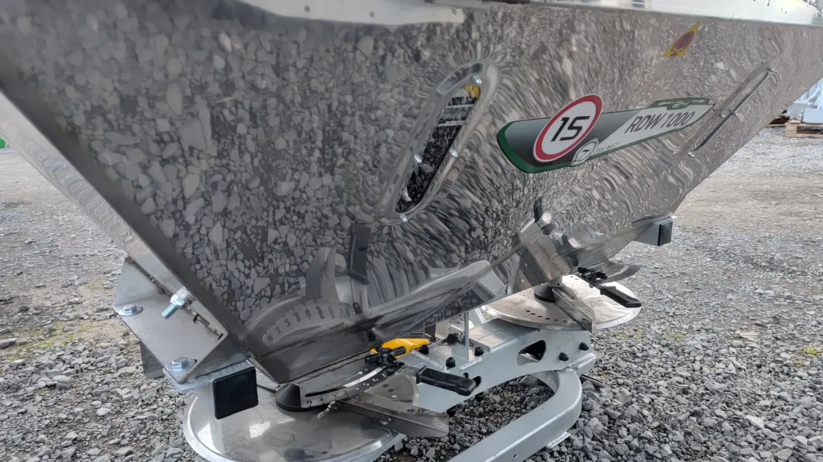 Tolmet fertiliser spreader - Image 3