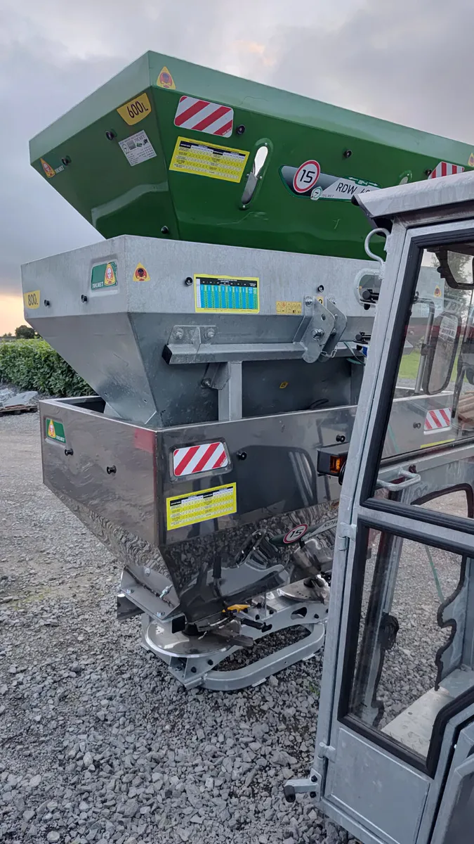 Tolmet fertiliser spreader - Image 2