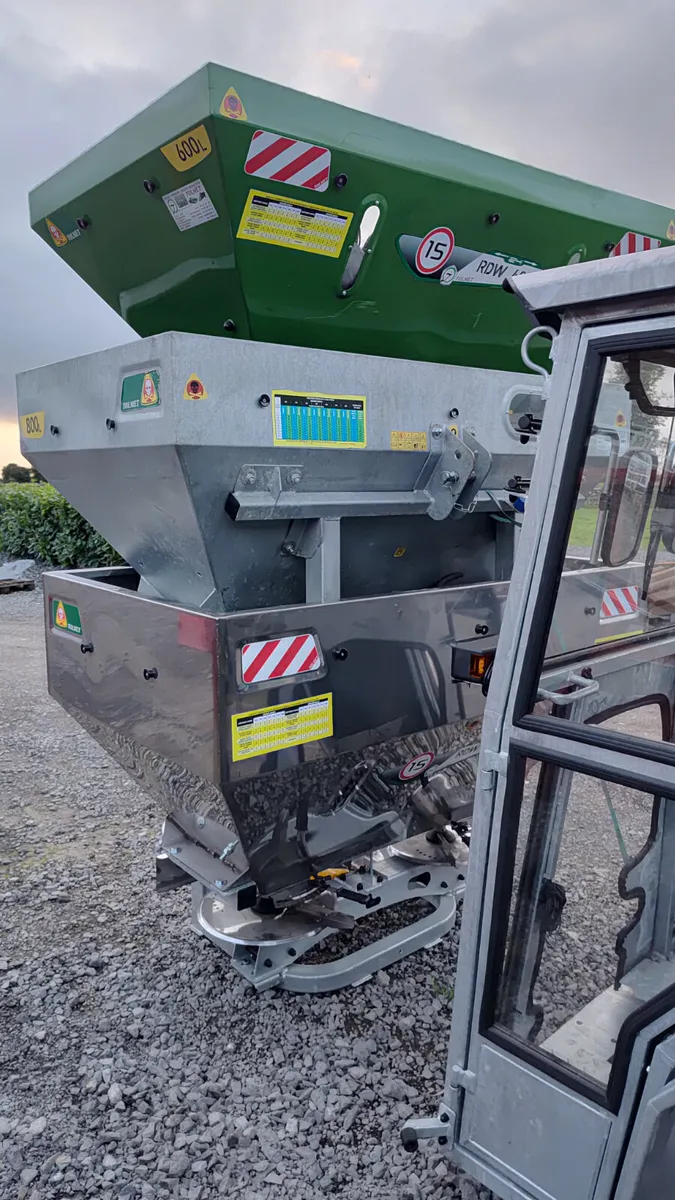 Tolmet fertiliser spreader - Image 1