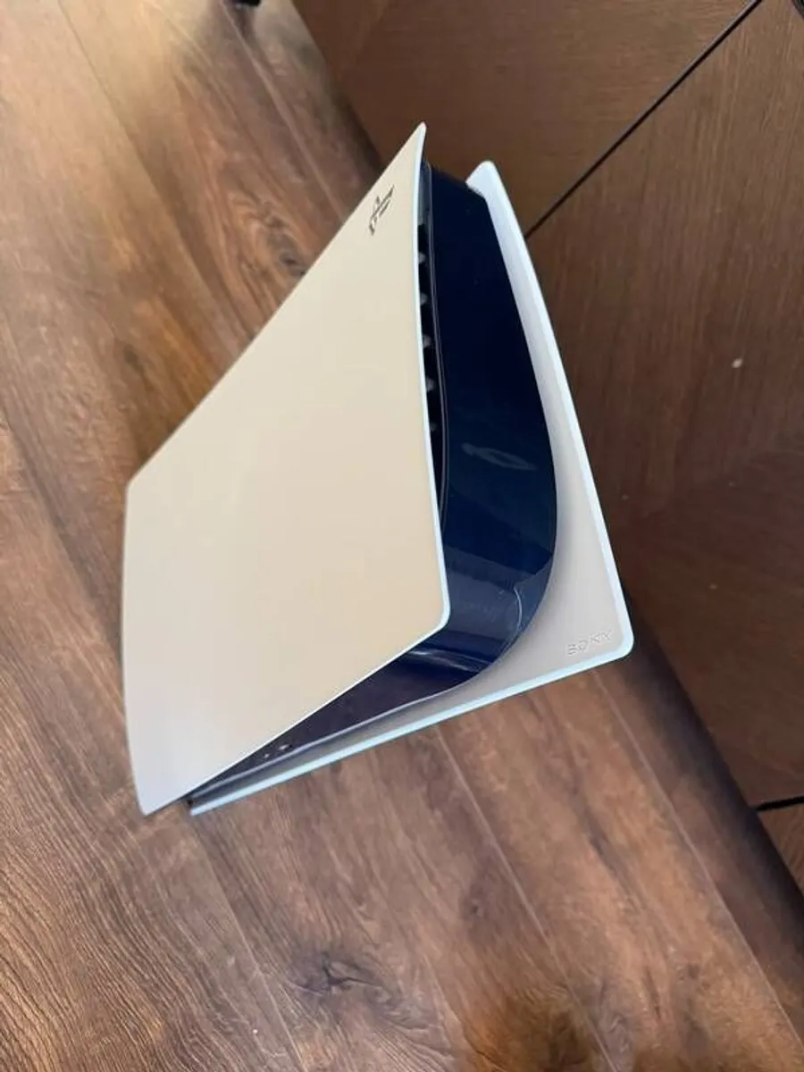 PS5 Console Bundle Disc Edition Barely Used - Image 3