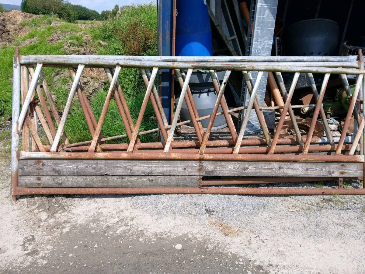 3 Feedind barrier gates - Image 1