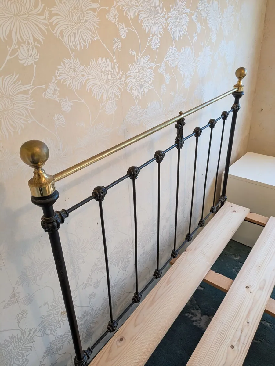 Metal bed - Image 1