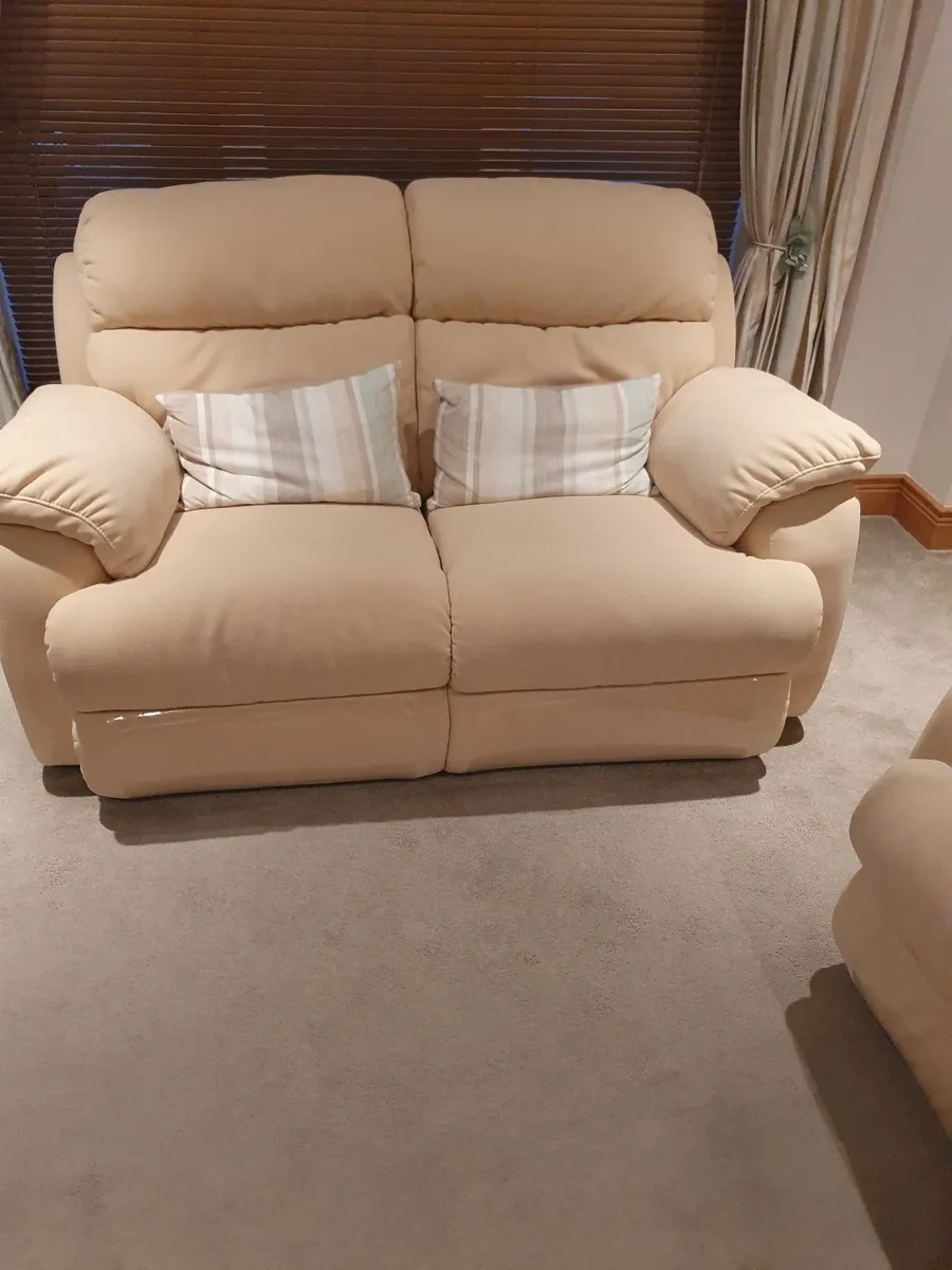 Book case +couch - Image 1