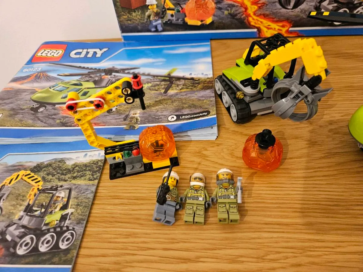LEGO 60123 city volcano supply helicopter set - Image 2