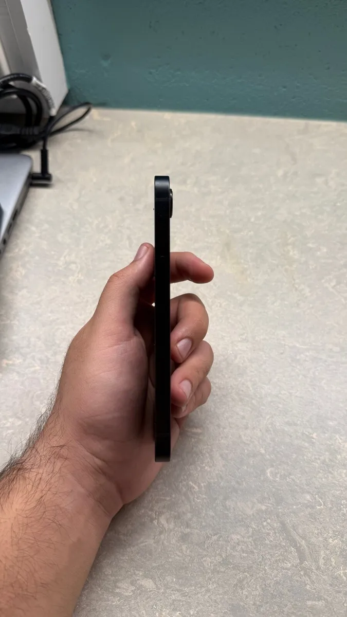 iPhone 16e 100% battery health almost Brand new - Image 4