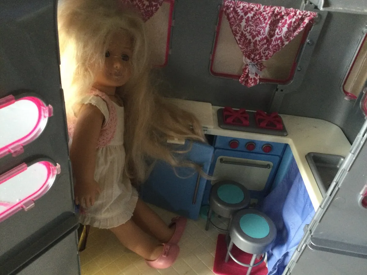 Generation doll and caravan - Image 1