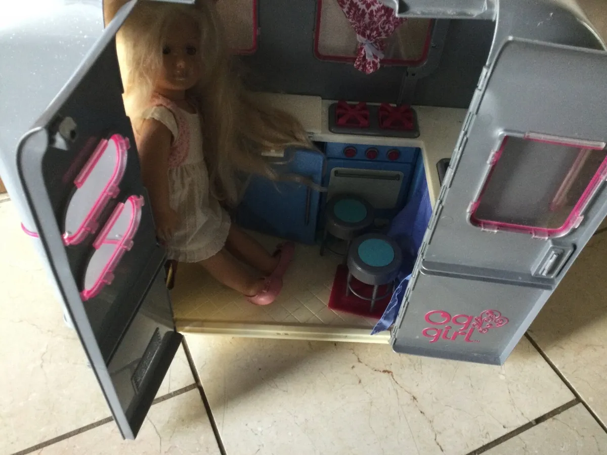 Generation doll and caravan - Image 2