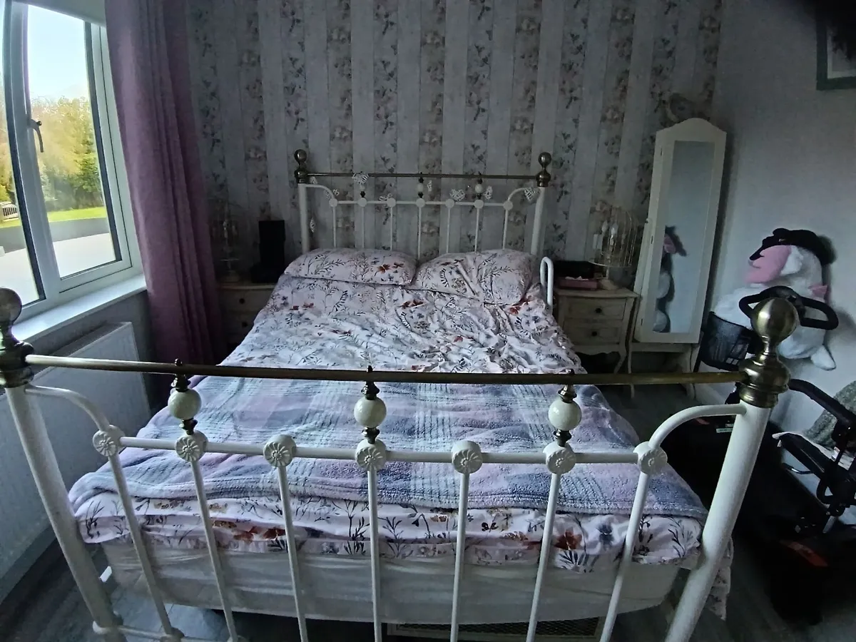 Bed - Image 1