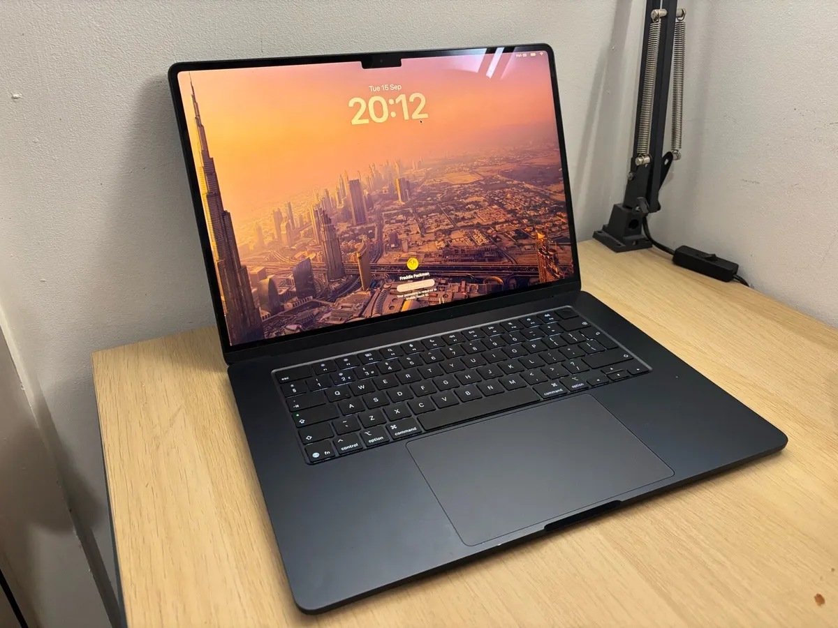 MacBook m4 15.6” - Image 2