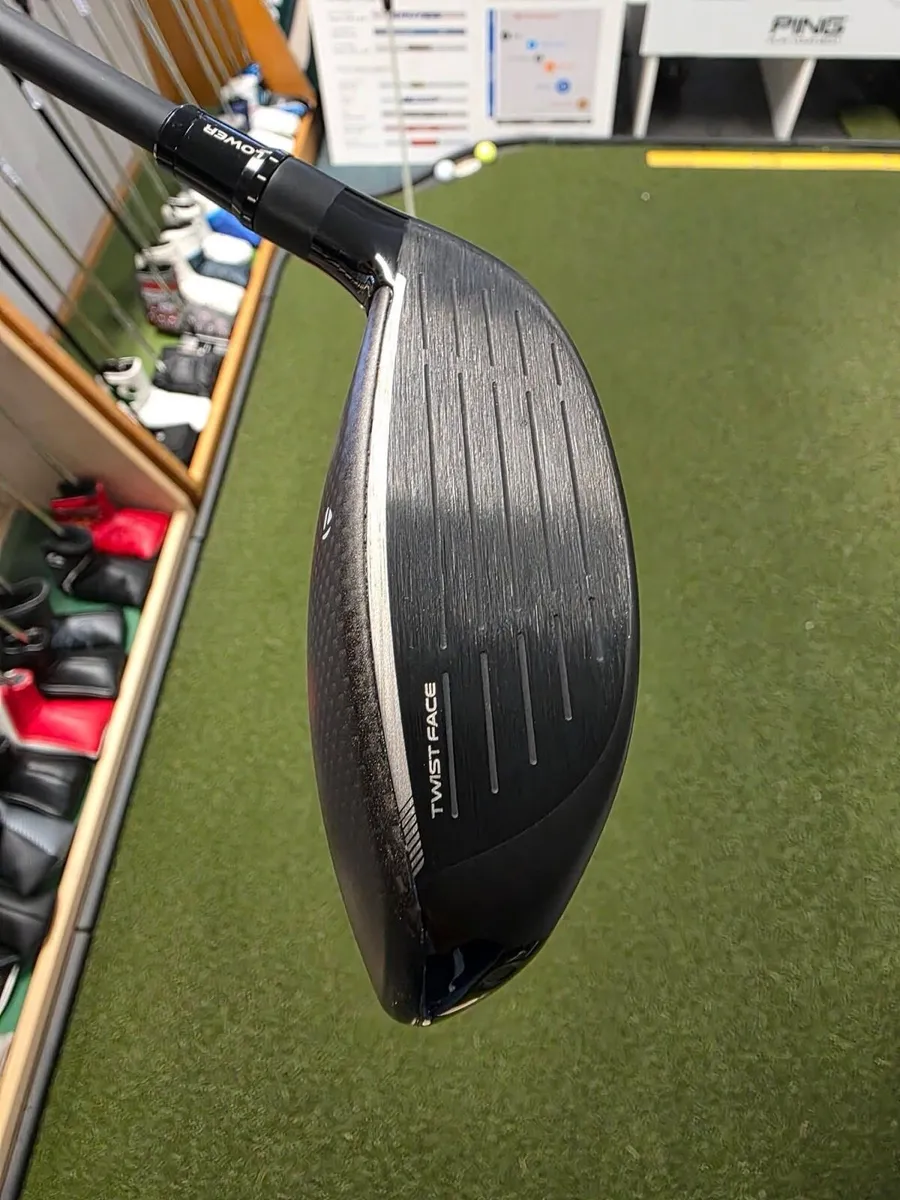 Like New Taylormade Qi4D Max 3 Wood - Image 4