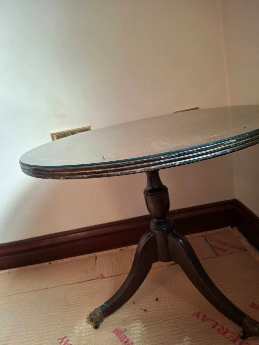 Wooden tables and lockers - Image 3