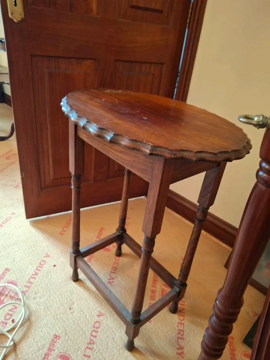 Wooden tables and lockers - Image 4