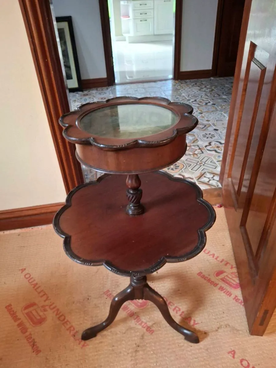Wooden tables and lockers - Image 1