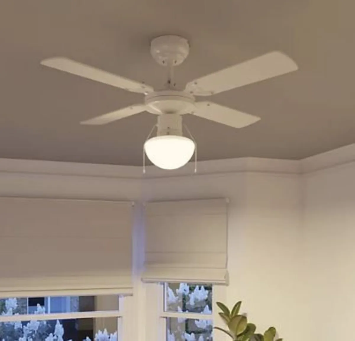 White Ceiling Fan with Light. - Image 1