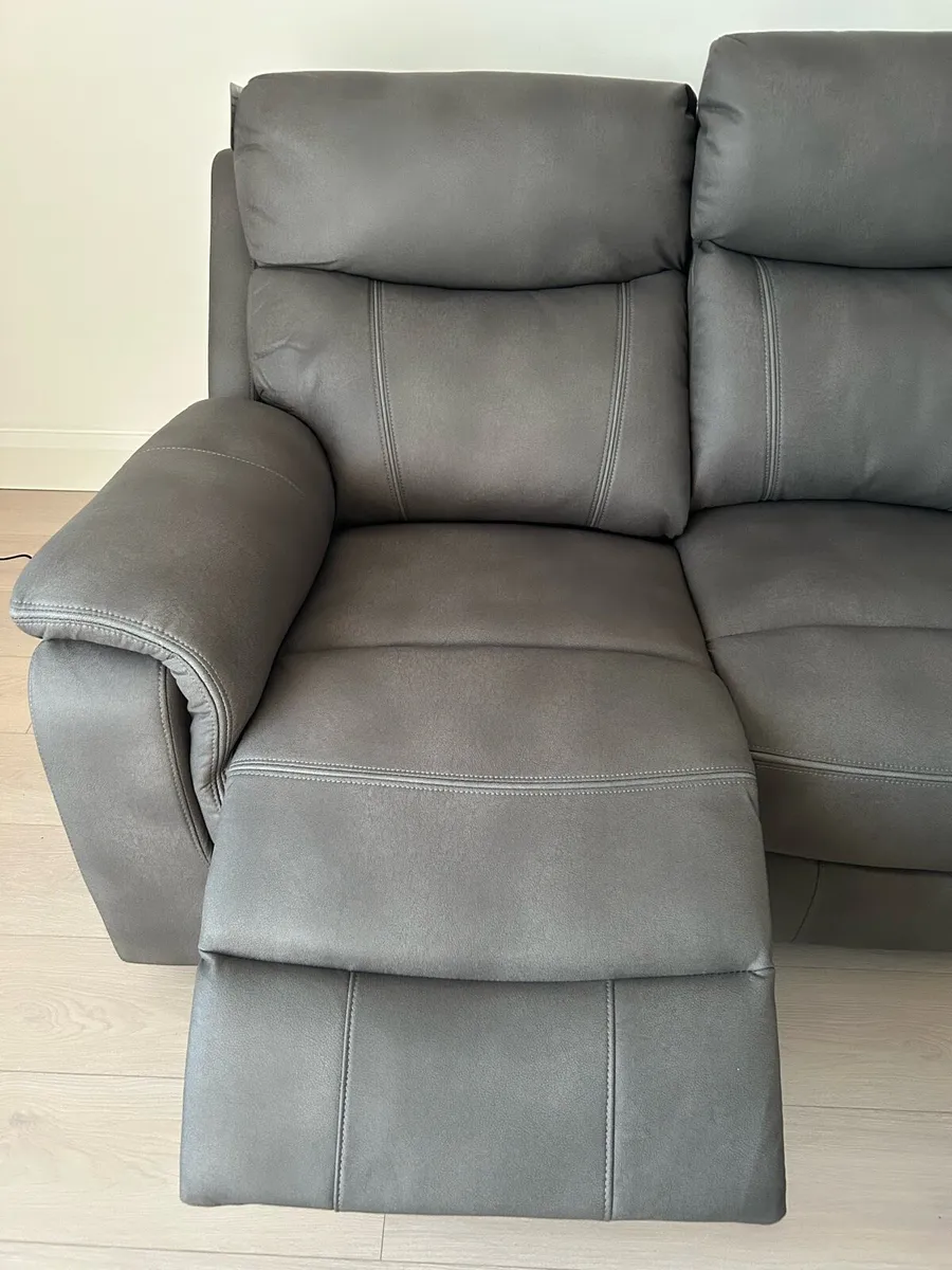 3 seater sofa with electric recliner - Image 4