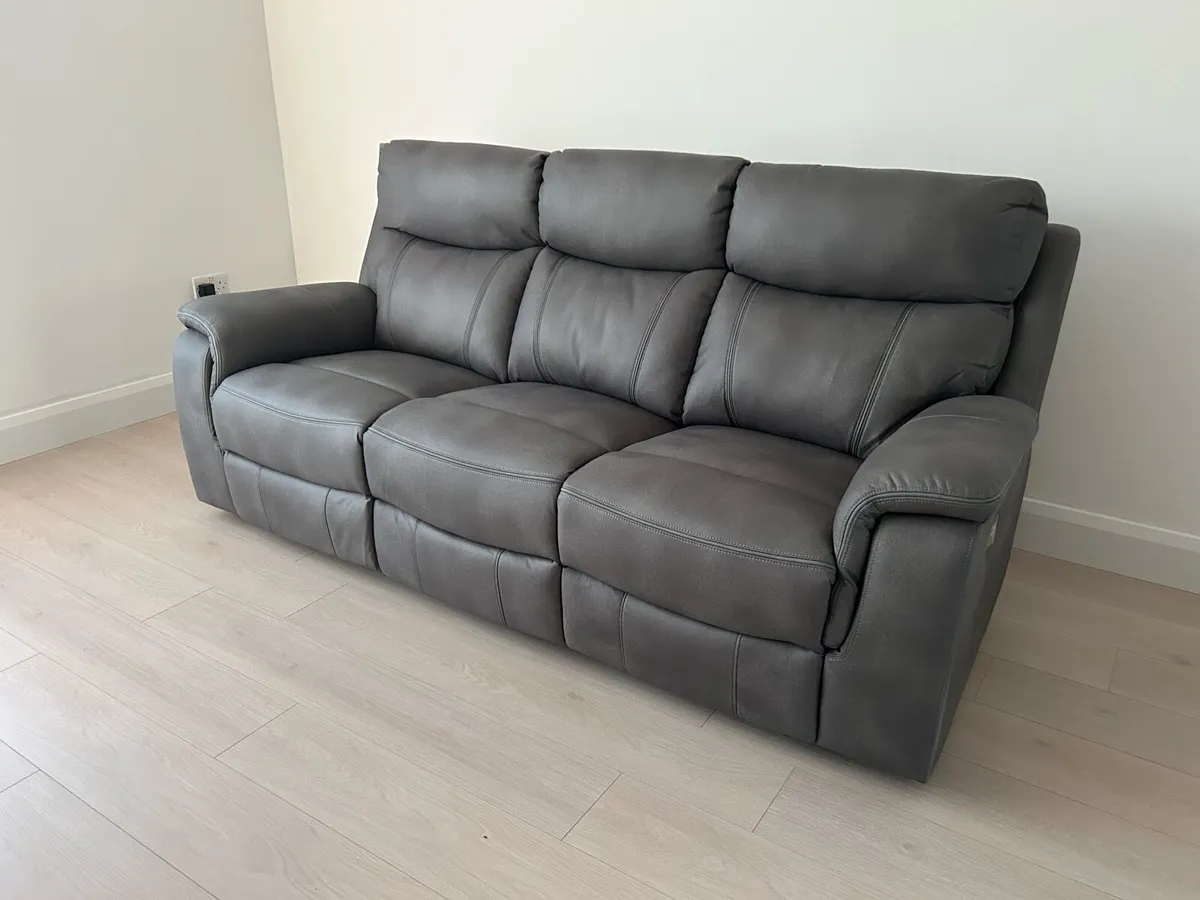 3 seater sofa with electric recliner - Image 1