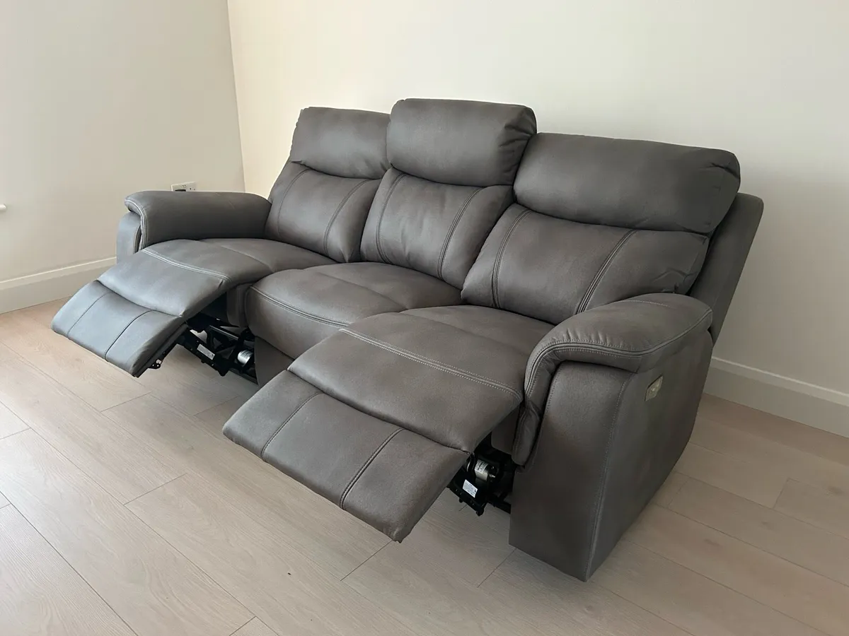3 seater sofa with electric recliner - Image 2