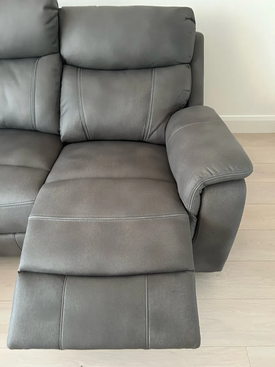 3 seater sofa with electric recliner - Image 3